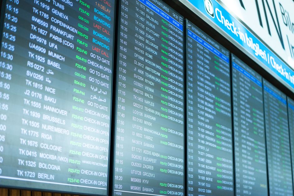 공항 출국장의 전광판