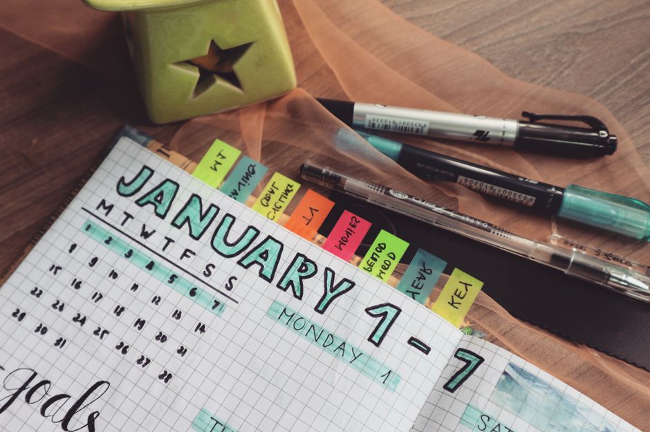 달력과 노트를 펼쳐 놓고 계획하는 모습