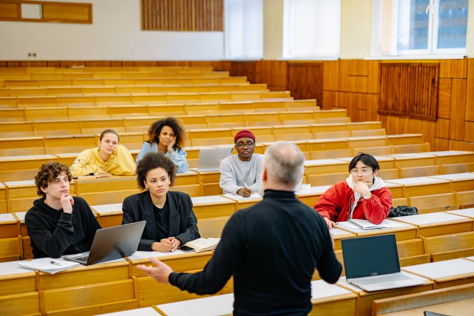 강의실에서 수업을 듣는 학생들